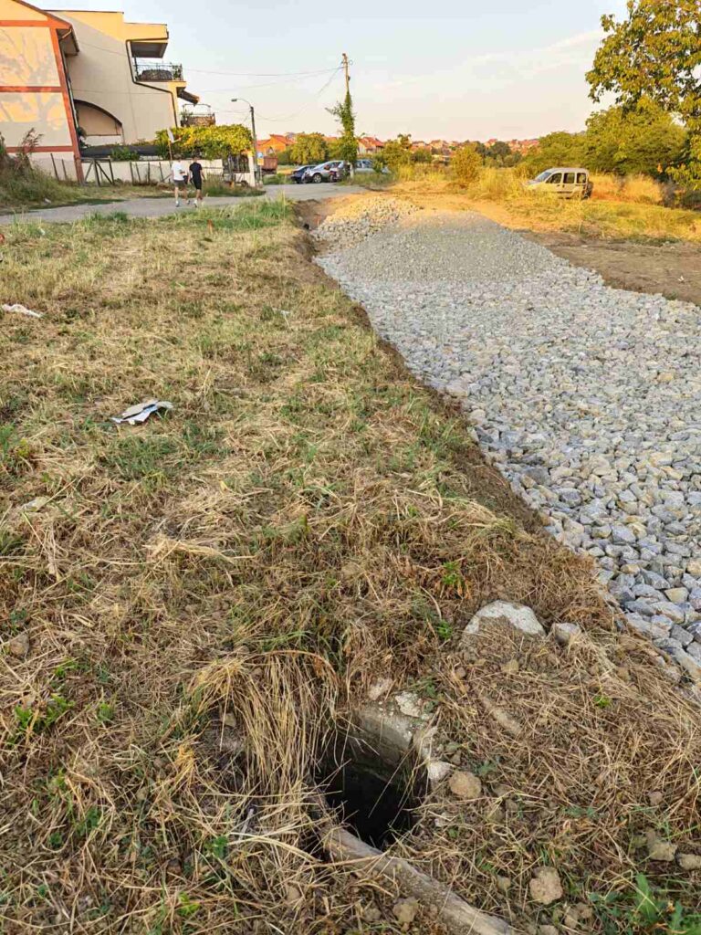 Radovi i otvorene šahte u Ulici Toze Markovića u Lazarevcu